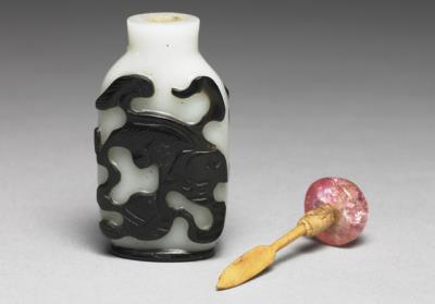 图片[2]-Black overlay glass snuff bottle with design of two lions playing with a ball.-China Archive